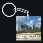 Porte-clefs Austin Texas Downtown Buildings Photographie<br><div class="desc">Ce porte - clé souvenir moderne d'Austin Texas présente un ciel bleu magnifique et des nuages au-dessus de la ligne d'horizon de la ville. Tous les nouveaux bâtiments contre les beaux arbres verts qui incarnent la beauté du centre-ville urbain et la nature des lieux. Un cadeau de séjour idéal pour...</div>