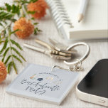 Porte-clefs Bachelorette à script bleu pour cadeau<br><div class="desc">Bachelorette de jeu de bachelorette à écriture bleu marine pour les filles. Des illustrations amusantes de l'aquarelle estivale. maillot de bain,  transat,  champagne et cocktail. Design élégant et moderne.</div>
