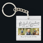 Porte-clefs Béni d'être appelé Grand-mère 3 Photo<br><div class="desc">Célébrez la journée de la mère ou juste un cadeau spécial photo-souvenir avec cette photo et ce modèle de texte personnalisé. 3 Photos avec options de texte personnalisées. Modèle ne fonctionne que sur des produits de forme similaire. Le texte dit "Béni d'être appelé grand-mère" avec des options de nom sous...</div>