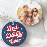 Porte-clefs Best daddy ever papa fête des pères photo bleu rou<br><div class="desc">Porte - clé avec le texte "Best daddy ever" dans une police rétro entourée d'étoiles blanches. Sur le dos est un modèle photo personnalisable. Les couleurs par défaut sont le rouge,  le bleu et le blanc,  mais toutes les couleurs peuvent être customisées dans l'outil de conception.</div>