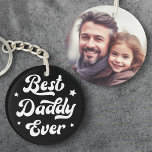 Porte-clefs Best daddy ever papa photo de fête des pères noir<br><div class="desc">Porte - clé avec le texte "Best daddy ever" dans une police rétro entourée d'étoiles blanches. Sur le dos est un modèle photo personnalisable. Les couleurs par défaut sont le noir et le blanc,  mais toutes les couleurs peuvent être customisées dans l'outil de conception.</div>