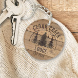 Porte-clefs Cabine Rustic Bois Forêts Arbres Personnalisés<br><div class="desc">Porte - clé rustique avec une planche de bois brun et des pins sylvestres design pittoresque personnalisé avec votre texte personnalisé. Idéal pour un cabine de famille, un gîte ou un gîte de vacances. ASSISTANCE : Pour obtenir de l'aide sur la modification ou la personnalisation de la conception, le changement...</div>