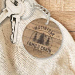 Porte-clefs Cabine Rustic Wood Nom de famille Personnalisé<br><div class="desc">Le bois rustique et les arbres forestiers sont personnalisés avec votre NOM et votre CABINE FAMILIAL,  y compris la date de l'année établie ou autre texte. Contactez le concepteur via Zazzle Conversation ou makeitaboutyoustore@gmail.com si vous souhaitez modifier un design ou un autre produit.</div>