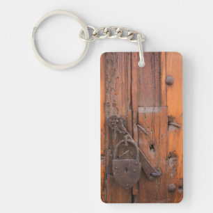 Porte-clefs Cadenas sur une porte en bois