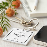 Porte-clefs Chic Minimal Français Noir & Blanc Nom du Groomsma<br><div class="desc">Chic et minimaliste français,  d'inspiration parisienne,  monochrome noir et blanc nom porte - clé. Customisez avec le nom de groomsman et la destination mariage dans une police sans serif chic et minimale. Conçu pour correspondre à notre collection de Mariages noirs et blancs minimaux chic.</div>