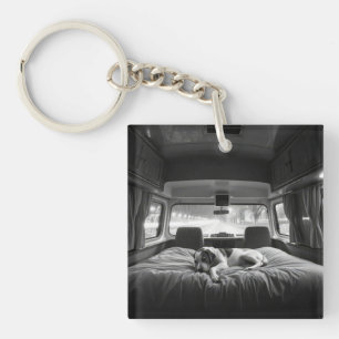 Porte-clefs Chien dans le lit d'un camping-car