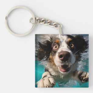 Porte-clefs Conception sous-marine de la nage de chien excitée