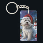 Porte-clefs Coton De Tulear Winter Wonderland Christmas Joy<br><div class="desc">Ce design festif reflète l'esprit joyeux de la période des fêtes, avec un adorable petit portant un chapeau de Père Noël. Le chien est niché dans un pays des merveilles hivernales, avec un bonhomme de neige, un sapin de Noël décoré et des cadeaux joliment emballés. Les flocons de neige tombent...</div>