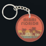 Porte-clefs Coucher de soleil vintage Miami Beach Floride<br><div class="desc">Commencez votre voyage fantastique à Miami Beach- Floride avec ce design graphique vintage original qui est une idée cadeau parfait pour les hommes et les femmes à surf et profiter de la grande ville. Vous êtes sur le point de vivre l'expérience de certaines des villes les plus importantes et les...</div>