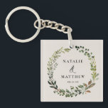 Porte-clefs Couronne feuillage rustique fête de mariage d'hive<br><div class="desc">Les couples rustiques en couronne de feuillage nomment mariage design. Avec un beau feuillage d'aquarelle,  des fleurs blanches et écriture manuscrite. Ce design moderne est sûr de définir le style de votre prochaine fête.</div>