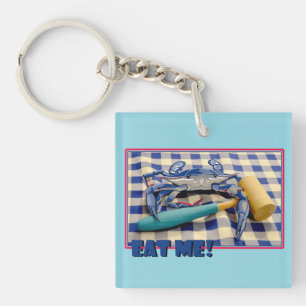 Porte-clefs Crabe bleu avec maillet sur une nappe à carreaux d