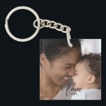 Porte-clefs Custom Mom Established Modern Script Photo<br><div class="desc">Celebrate your First Mothers Day with this soft modern Script "Custom Mom Established Modern Script Photo Keychain". This Custom Mom Est. Year keychain is the perfect New Mom Gift, and also great for veteran moms. This modern mom style keychain makes a wonderful gift for so many gift occasions, such as...</div>