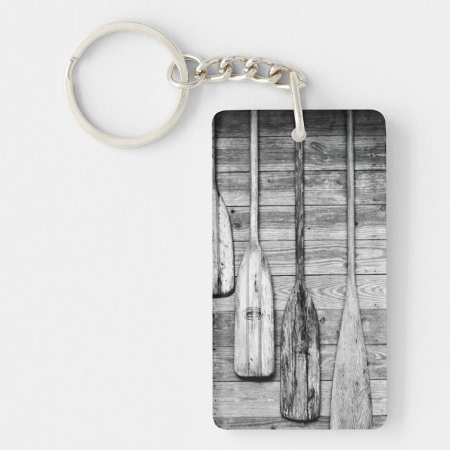 Porte-clefs Des avirons sont accrochés sur un hangar en bois à (Devant)