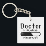 Porte-clefs Docteur en cours Veuillez patienter<br><div class="desc">"Doctor in Progress, Please wait" Porte - clé acrylique parfait pour les futurs médecins, Vous pouvez le donner à votre médecin en faisant des amis!</div>