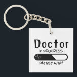 Porte-clefs Docteur en cours Veuillez patienter<br><div class="desc">"Doctor in Progress,  Please wait" Porte - clé acrylique parfait pour les futurs médecins,  Vous pouvez le donner à votre médecin en faisant des amis!</div>