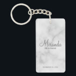 Porte-clefs Écrivain Personnalisé De Script Moderne<br><div class="desc">Ajoutez une touche personnelle à votre mariage avec un porte - clé de femme de chambre personnalisé. Ce porte - clé présente le nom personnalisé de la servante de pont dans le style de police de script moderne gris avec titre et date mariage en gris moderne sans serif style de...</div>