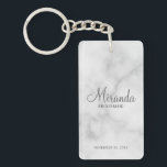 Porte-clefs Écrivain Personnalisé De Script Moderne<br><div class="desc">Ajoutez une touche personnelle à votre mariage avec un porte - clé de femme de chambre personnalisé. Ce porte - clé présente le nom personnalisé de la servante de pont dans le style de police de script moderne gris avec titre et date mariage en gris moderne sans serif style de...</div>