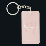 Porte-clefs Écrivain Personnalisé De Script Moderne<br><div class="desc">Ajoutez une touche personnelle à votre mariage avec un porte - clé de femme de chambre personnalisé. Ce porte - clé présente le nom personnalisé de la servante de pont dans le style de police de script moderne blanc et monogramme dans le style de police de script moderne rose pâle...</div>