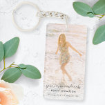 Porte-clefs Élégante photo commémorative | Funeral Favoriser P<br><div class="desc">Un porte - clé de funérailles photo moderne et minimaliste pour célébrer la vie de votre être aimé dans un style épuré et simple minimaliste avec une police de caractères manuscrite élégante et un arrière - plan de pêche pastel doux. Le modèle design peut être facilement personnalisé avec votre propre...</div>