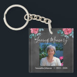 Porte-clefs En souvenir amoureux<br><div class="desc">En mémoire d'amour,  une photo souvenir souvenir. Design rose réalisé par Valarie Wade.</div>