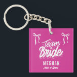 Porte-clefs Équipe Mariée Coquette Bow Bridesmaid Cadeau<br><div class="desc">Faites part de votre appréciation à notre Team Bride Coquette Bow Bridesmaid Porte - clé cadeau! Dotée d'un design de proue et d'une touche de charme féminin, cette élégante porte - clé est le gage parfait de gratitude pour votre fête de mariage. Élégant et pratique, c’est un souvenir que vos...</div>