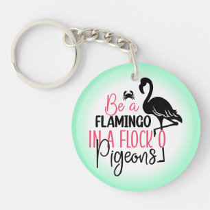 Porte-clefs Être un flamant rose dans une volée de pigeons