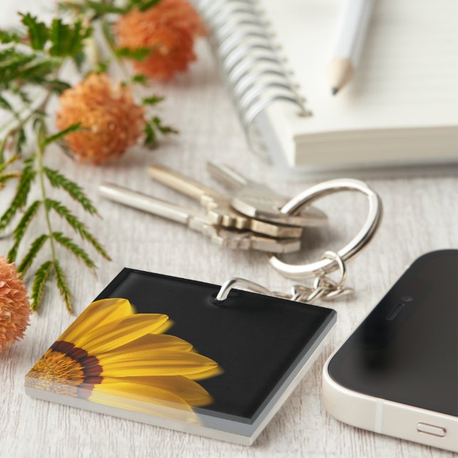 Porte-clefs Fleur jaune sur arrière - plan noir (Devant Droit)