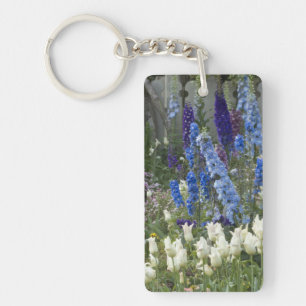 Porte-clefs Fleurs printanières le long d'un chemin de jardin,