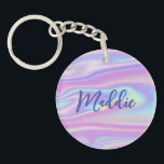 Porte-clefs Fun tendance Faux Iridescente Personnalisé avec no<br><div class="desc">Ce porte - clé amusant et moderne présente un arrière - plan irisé dans des tons de rose, de violet et de bleu ludique. Au-dessus de l'image arrière - plan se trouve votre nom dans le script de calligraphie moderne. Le design est le même de part et d'autre. Fait un...</div>