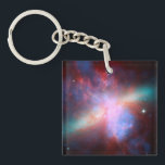 Porte-clefs Galaxie M82<br><div class="desc">Cette image montre une vue renversante d'une galaxie de Starburst produite par des télescopes spatiaux. M82 est une galaxie environ 12 pendant millions d'années lumière de la terre qui subit un éclat de formation d'étoile. Les rayons X du gaz (bleu) d'exposition de Chandra étant soufflé à partir du disque de...</div>