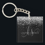 Porte-clefs Glam Black Silver Parties scintillant Nom du monog<br><div class="desc">Glam Black Silver Parties scintillant Élégant Porte - clé Monogram Personnalisez facilement ce design porte - clé chic et branché avec élégante parties scintillant brillante argentée sur un arrière - plan noir. Le design comprend votre monogramme manuscrit avec de jolis tourbillons et nom.</div>