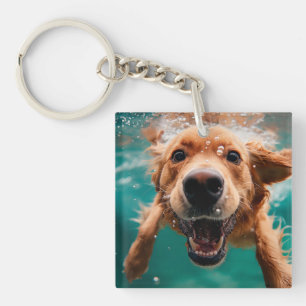 Porte-clefs Golden Retriever heureux nageant sous l'eau