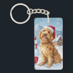 Porte-clefs Goldendoodle Winter Wonderland Christmas Joy<br><div class="desc">Ce design festif reflète l'esprit joyeux de la période des fêtes, avec un adorable petit portant un chapeau de Père Noël. Le chien est niché dans un pays des merveilles hivernales, avec un bonhomme de neige, un sapin de Noël décoré et des cadeaux joliment emballés. Les flocons de neige tombent...</div>