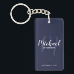 Porte-clefs Groomsmans de marine moderne Script personnalisé<br><div class="desc">Ajoutez une touche personnelle à votre mariage avec un porte - clé de toiletteurs personnalisé. Ce porte - clé présente le nom des groomsmen personnalisées dans le style de police de script moderne blanc et monogramme dans le style de police de script moderne bleu marine clair comme arrière - plan...</div>