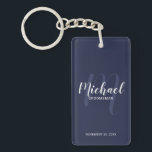 Porte-clefs Groomsmans de marine moderne Script personnalisé<br><div class="desc">Ajoutez une touche personnelle à votre mariage avec un porte - clé de toiletteurs personnalisé. Ce porte - clé présente le nom des groomsmen personnalisées dans le style de police de script moderne blanc et monogramme dans le style de police de script moderne bleu marine clair comme arrière - plan...</div>
