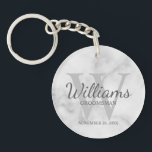 Porte-clefs Groomsmen Script personnalisé en marbre<br><div class="desc">Ajoutez une touche personnelle à votre mariage avec un porte - clé de toiletteurs personnalisé. Ce porte - clé présente le nom personnalisé du marionnettiste dans le style de police de script classique gris avec des détails mariages dans le style de police serif classique gris et monogramme dans le style...</div>