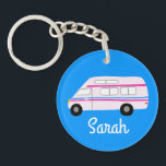 Porte-clefs HEUREUX CAMPER Van RV Motorhome Campervan CUSTOM<br><div class="desc">Customisez ce porte - clé mignon avec votre propre texte,  votre nom ou tout ce que vous voulez. Préparez-vous à votre voyage en voiture avec ce design de camping-car,  dessiné à la main par moi pour vous ! Consultez ma boutique pour trouver beaucoup d'autres articles correspondants !</div>