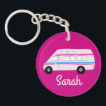 Porte-clefs HEUREUX CAMPER Van RV Motorhome Campervan CUSTOM<br><div class="desc">Customisez ce porte - clé mignon avec votre propre texte,  votre nom ou tout ce que vous voulez. Préparez-vous à votre voyage en voiture avec ce design de camping-car,  dessiné à la main par moi pour vous ! Consultez ma boutique pour trouver beaucoup d'autres articles correspondants !</div>