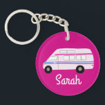 Porte-clefs HEUREUX CAMPER Van RV Motorhome Campervan CUSTOM<br><div class="desc">Customisez ce porte - clé mignon avec votre propre texte,  votre nom ou tout ce que vous voulez. Préparez-vous à votre voyage en voiture avec ce design de camping-car,  dessiné à la main par moi pour vous ! Consultez ma boutique pour trouver beaucoup d'autres articles correspondants !</div>
