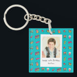 Porte-clefs Iconic 90's - 40th Birthday Custom Photo<br><div class="desc">Revivez les souvenirs d'enfance de la croissance des années 1990 - jeux, cassettes, patins à roulettes, machines à boules de gomme, téléphones de base et stockage de fichiers sur disquette. Ce design rétro branché est une grande occasion, et il est particulièrement parfait pour une fête du 40ème anniversaire ou un...</div>