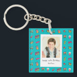 Porte-clefs Iconic 90's - 40th Birthday Custom Photo<br><div class="desc">Revivez les souvenirs d'enfance de la croissance des années 1990 - jeux, cassettes, patins à roulettes, machines à boules de gomme, téléphones de base et stockage de fichiers sur disquette. Ce design rétro branché est une grande occasion, et il est particulièrement parfait pour une fête du 40ème anniversaire ou un...</div>