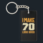Porte-clefs Je fais 70 Look Good 70th Birthday Gift<br><div class="desc">Idée cadeau d'anniversaire parfait pour les hommes / les femmes - Je fais 70 Look Good tee. Un cadeau génial pour papa, frère, soeur, mari, petit ami, fils, oncle, neveu, petite amie, maman, mère, adulte, amis. Il est temps de faire la fête et de célébrer l'âge de 70 ans !...</div>