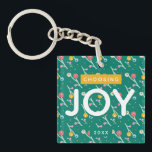Porte-clefs Joie Fêtes Berries Green Christmas Custom<br><div class="desc">De style moderne et spectaculaire,  ce design présente une illustration originale de baies en vert,  jaune,  rose et bleu avec les mots "Choisir la joie". Année est personnalisable.</div>