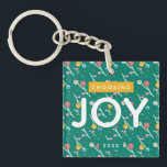 Porte-clefs Joie Fêtes Berries Green Christmas Custom<br><div class="desc">De style moderne et spectaculaire,  ce design présente une illustration originale de baies en vert,  jaune,  rose et bleu avec les mots "Choisir la joie". Année est personnalisable.</div>