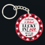 Porte-clefs Las Vegas Casino Favoriser mariage<br><div class="desc">Ce Poker Quatre Costumes Motif Lucky in Love design mariage est la façon parfaite d'ajouter une touche de chance et de sophistication à votre journée spéciale. Avec un motif de poker classique rouge, noir et blanc avec quatre costumes, ce design est à la fois élégant et ludique. Personnalisez votre design...</div>