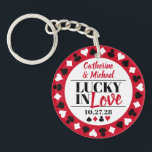 Porte-clefs Las Vegas Casino Favoriser mariage<br><div class="desc">Ce Poker Quatre Costumes Motif Lucky in Love design mariage est la façon parfaite d'ajouter une touche de chance et de sophistication à votre journée spéciale. Avec un motif de poker classique rouge, noir et blanc avec quatre costumes, ce design est à la fois élégant et ludique. Personnalisez votre design...</div>