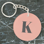 Porte-clefs Lettre initiale | Monogramme Moderne Peach Design<br><div class="desc">Simple et élégant porte - clé monogramme de lettre initiale personnalisé dans la typographie minimaliste moderne en gris foncé sur rose pêche. Un cadeau personnalisé parfait ou un accessoire avec une touche personnelle!</div>