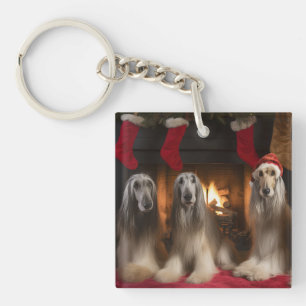 Porte-clefs Lévrier Afghan près de la cheminée de Noël