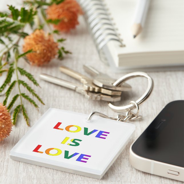 Porte-clefs Love is Love LGBT Pride Drapeau Typographie (Devant Droit)