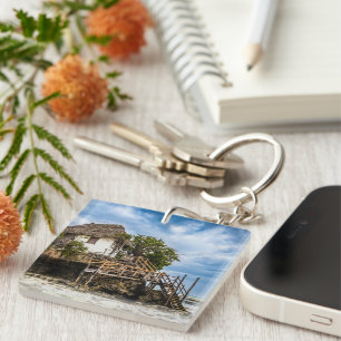 Porte-clefs Maison pittoresque sur un affleurement de corail t